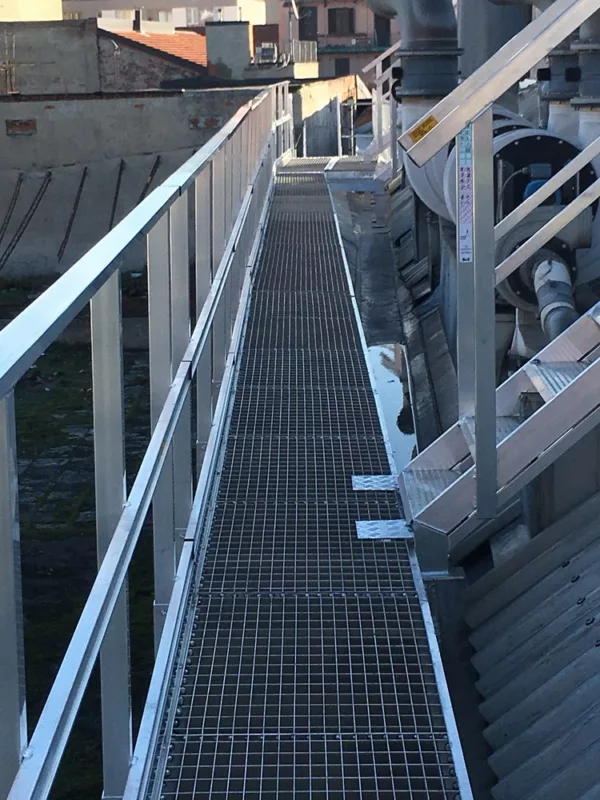 Gangbaner og ramper i aluminium, her en gangbro med tilstøtende trapp