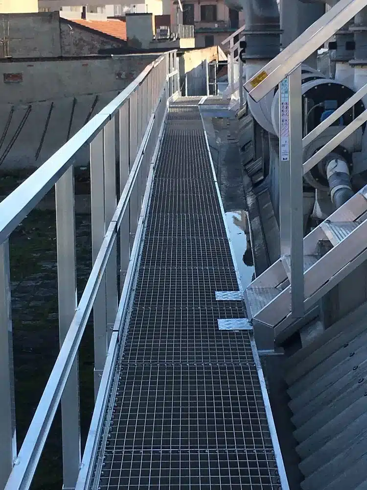 Gangbaner og ramper i aluminium, her en gangbro med tilstøtende trapp