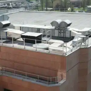 Komplett rekkverk i aluminium montert på taket hos kunde