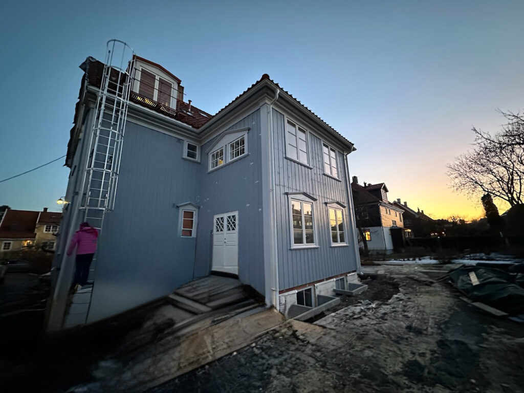 Brannstige med ryggvern, nødstige og takbro – installert i Oslo